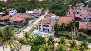 una vista aérea de una localidad con palmeras y casas en Flat Beira-Mar Maragogi, en Maragogi