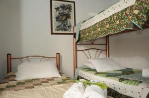 two twin beds in a room with at Hospedaje La Casona in Tabio