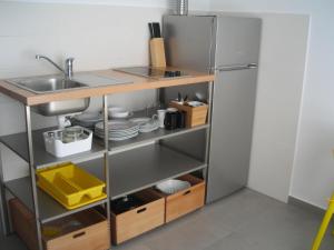 La cuisine est équipée d'un évier et d'un réfrigérateur en acier inoxydable. dans l'établissement Haus Helga, à Rab