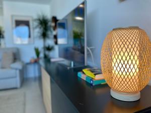 una lampada seduta su un tavolo in soggiorno di Little Dream - Luxury Beach Retreat a Fuengirola