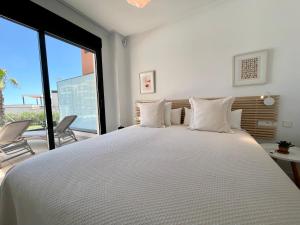 una camera con un grande letto e una grande finestra di Little Dream - Luxury Beach Retreat a Fuengirola