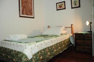 a bedroom with a bed with a dresser and a bed sidx sidx sidx at Hospedaje La Casona in Tabio