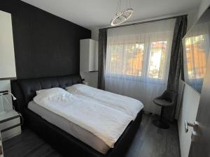 ein Schlafzimmer mit einem Bett und einem Fenster in der Unterkunft Republic5 Apartment in Siófok + 17 Fotos