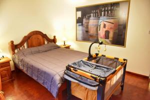 um quarto com uma cama com uma mala em Departamento Centro con cochera gratis em Paraná