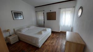 um quarto com uma cama e um relógio na parede em Apartment Capo D'Istria em Koper