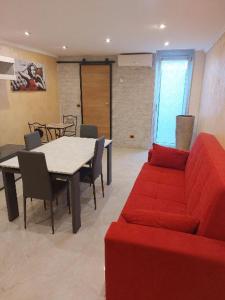 een woonkamer met een rode bank en een tafel bij Mivigio in Bari