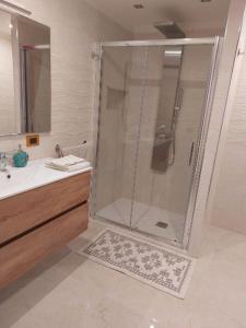 La salle de bains est pourvue d'une douche avec une porte en verre. dans l'établissement Mivigio, à Bari
