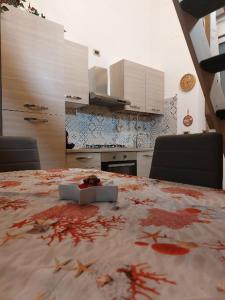 une cuisine avec une table recouverte de sang rouge dans l'établissement Mivigio, à Bari