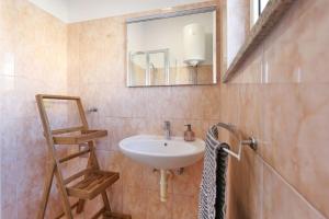 W łazience znajduje się umywalka, lustro i drabina. w obiekcie Beach front Holiday home Victoria in beautiful nature - by TA Leut Agency w mieście Zaton +37 zdjęć