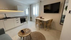un soggiorno con cucina e tavolo con sala da pranzo di ViSun Apartment 3 a Vis