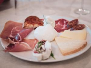 une assiette de différents types de fromage et de viande dans l'établissement Girastrittue Colobraro, à Colobraro