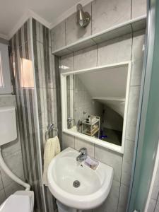 A bathroom at Apartmani Lazarevic Jagodina