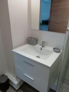Kúpeľňa v ubytovaní Studio port Toulon