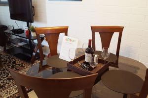 una mesa con 2 sillas y una botella de vino en Tempe ASU Hot location 2 Bed Cozy Convenient, en Tempe