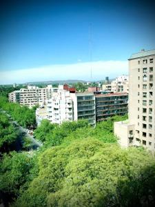 uitzicht op een stad met hoge gebouwen en bomen bij Amplio, moderno e impecable departamento en la mejor ubicacion de Mendoza in Mendoza