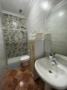 a bathroom with a sink and a shower and a toilet at Apartamento Mirador del Tinto centro ciudad in Palos de la Frontera