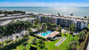 Bazén v ubytování Compass Point 181 nebo v jeho okolí