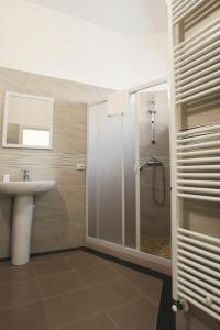 La salle de bains est pourvue d'une douche et d'un lavabo. dans l'établissement La Dimora dei Professori DiffusHotel, à Lecce
