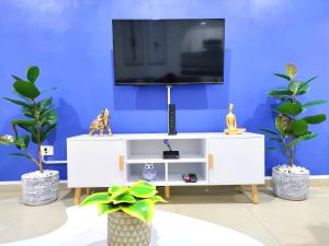 Una televisión o centro de entretenimiento en Apartaestudio Totalmente Amoblado - Centro