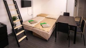 Postel nebo postele na pokoji v ubytování Flying Bed Apartment close to Prague Castle and Airport