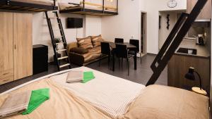 Postel nebo postele na pokoji v ubytování Flying Bed Apartment close to Prague Castle and Airport