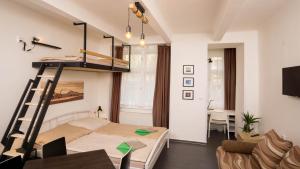 Postel nebo postele na pokoji v ubytování Flying Bed Apartment close to Prague Castle and Airport + 18 fotografií