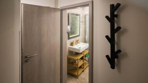 Koupelna v ubytování Flying Bed Apartment close to Prague Castle and Airport