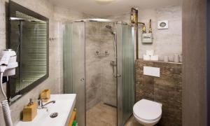 Koupelna v ubytování Flying Bed Apartment close to Prague Castle and Airport