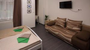 Posezení v ubytování Flying Bed Apartment close to Prague Castle and Airport