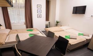Postel nebo postele na pokoji v ubytování Flying Bed Apartment close to Prague Castle and Airport