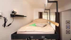 Postel nebo postele na pokoji v ubytování Flying Bed Apartment close to Prague Castle and Airport
