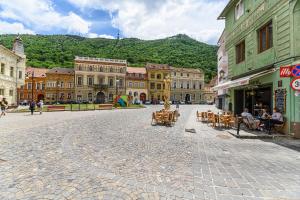een groep mensen die in stoelen op straat zitten bij Sun x Mountains - Strada Sforii in Braşov