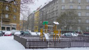 Flying Bed Apartment close to Prague Castle and Airport v zimě