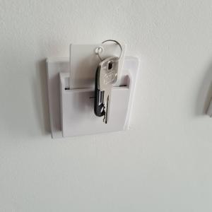 einem Schlüssel in einem Gehäuse an einer Wand in der Unterkunft Apartman Vasilije in Radovići