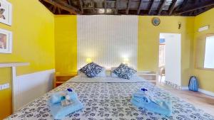 A bed or beds in a room at Casa Rural Finca Paraíso Valle de Guerra