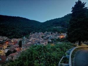 Nespecifikovaný výhled na hory nebo výhled na hory při pohledu z prázdninového domu