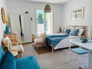 Beach apartments Spiaggia Nascosta في سيلفي مارينا: غرفة نوم مع سرير وغرفة معيشة