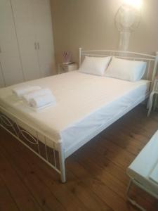 Een bed of bedden in een kamer bij Arhontiko Katerina Spili