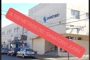 una señal roja delante de un edificio en Sweet Dreams III Sanatorio Junín IMEC en Junín