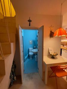 uma casa de banho com um WC e um lavatório num quarto em villa Elpiniki Tilos em Megálon Choríon