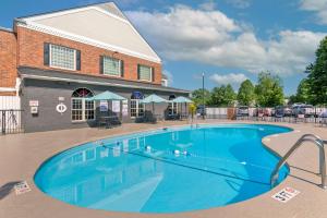 a large blue swimming pool in front of a building at Best Western Hendersonville Inn in Hendersonville