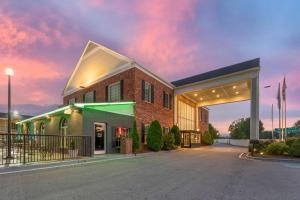 Best Western Hendersonville Inn في هيندرسونفيل: مبنى به ممر في موقف للسيارات