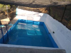 una vista sul tetto di una piscina con acqua blu di El Almendro De La Tia Teresa a Prados de Armijo