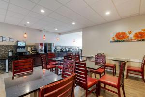 BEST WESTERN PLUS Poconos tesisinde bir restoran veya yemek mekanı