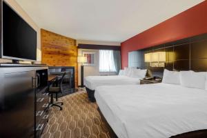 Postel nebo postele na pokoji v ubytování BEST WESTERN PLUS Poconos + 19 fotografií