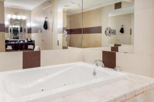 Koupelna v ubytování BEST WESTERN PLUS Poconos