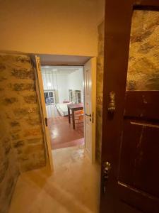 uma porta aberta para um quarto com uma mesa em villa Elpiniki Tilos em Megálon Choríon