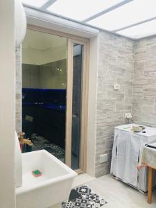 uma casa de banho com uma banheira branca e um lavatório. em CasaNella em Nardò