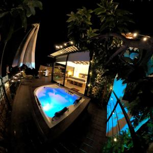 Bazén v ubytování Oasis Glamping Tena Cun Vía La Mesa Anapoima nebo v jeho okolí