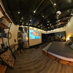 TV a/nebo společenská místnost v ubytování Oasis Glamping Tena Cun Vía La Mesa Anapoima